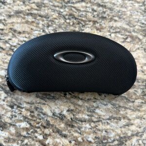 Oakley zippered sunglasses case with 8 sunglasses bags